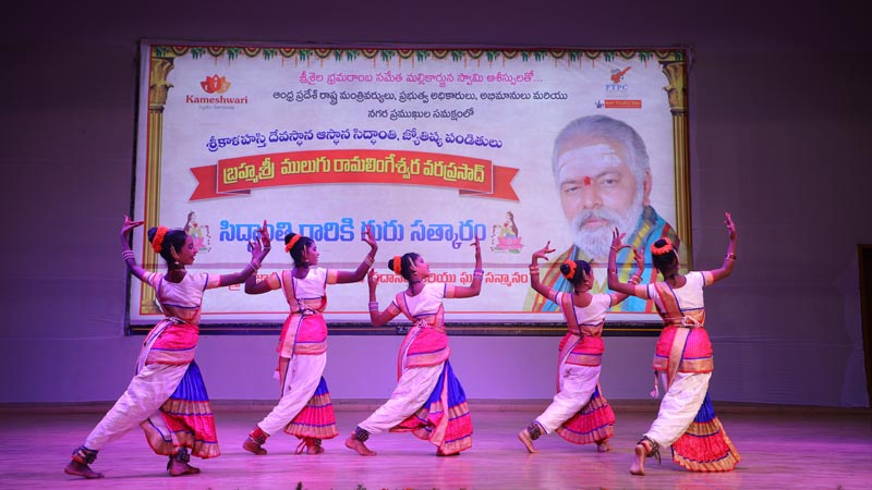 Sri Mulugu Ramalingeshwara Varaprasad Siddhanti was honoured with Jyotishyasastra Vignana Visharadha at Tummalapalli Kalakshetram, Vijayawada (77)